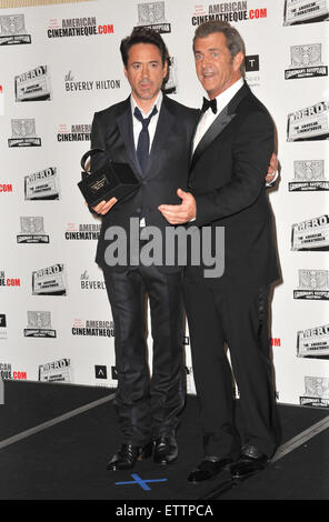 Los Angeles, CA - 14 octobre 2011 : Robert Downey Jr. et Mel Gibson (à droite) à la 2011 American Cinematheque Gala, Downey a été honoré avec le 25e Annual American Cinematheque Award au Beverly Hilton Hotel. Banque D'Images