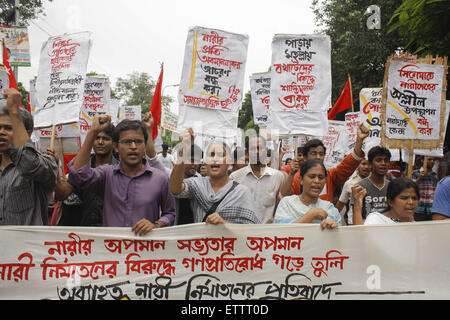 Dhaka, Bangladesh. 15 Juin, 2015. Les militants du Bangladesh essayer de casser la police barricade pendant sur leur façon de placer un mémorandum au premier ministre pour exiger l'arrestation et la punition pour ceux qui a agressé sexuellement plusieurs femmes pendant les célébrations du Nouvel An au Bengali Dhaka University area, Dhaka, Bangladesh, le 15 juin 2015. Credit : Suvra Kanti Das/ZUMA/ZUMAPRESS.com/Alamy fil Live News Banque D'Images