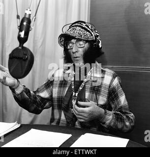 Disc Jockey Cardiff Vince Savile, frère de Jimmy Savile, faisant de ses enregistrements à la BBC Wales studio. 6 novembre 1972 Banque D'Images