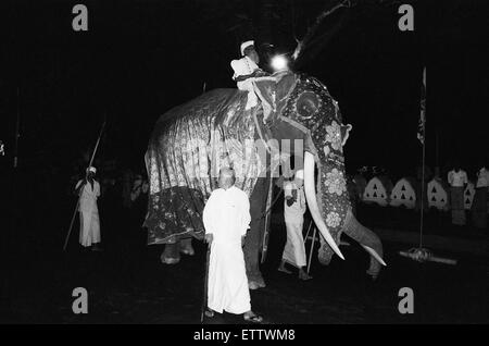 Le Royal Queens visite à Sri Lanka 21e-25e octobre 1981. Sa Majesté la Reine Elizabeth II a visité le Sri Lanka deux fois depuis l'indépendance en 1953 d'abord, puis en 1981. L'imprimeur de la deuxième visite était d'assister aux festivités 50 années d'adul Banque D'Images