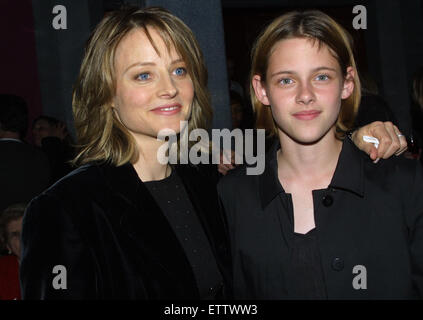 Mar 18, 2002 ; Los Angeles, CA, USA ; actrice JODIE FOSTER & Kristen Stewart @ l'after party de la première de la 'Panic Room'.. (Crédit Image : Robert Millard/ZUMAPRESS.com) Banque D'Images