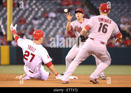 Anaheim, Californie, USA. 15 Juin, 2015. Arizona Diamondbacks shortstop Nick Ahmed # 13 barehands le lancer de Arizona Diamondbacks le deuxième but Chris Owings # 16 qu'ils complètent le double jeu en dépit de Los Angeles Angels champ centre Mike Trout # 27 essaie de briser le double jeu dans le jeu entre les Diamondbacks de l'Arizona et Los Angeles Angels of Anaheim, Angel Stadium d'Anaheim, CA, Crédit : Cal Sport Media/Alamy Live News Banque D'Images