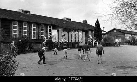 Les élèves de l'aire de jeux au ville de Coventry pensionnat en Cleobury Mortimer. 15 mars 1966. Banque D'Images