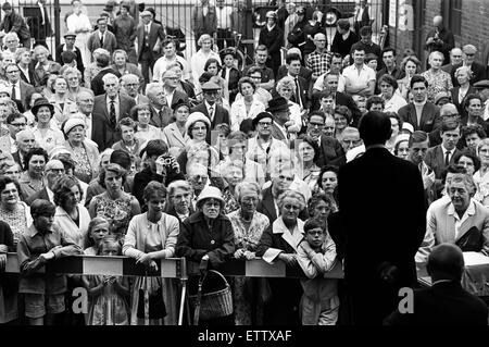 Une foule d'écouter le premier ministre conservateur, Alec Douglas-Home à Ongar. À cette occasion M. Austen Brooks, membre de la Ligue de l'Empire-Uni, M. Douglas-Home chahuté. 27 juillet 1964. Banque D'Images