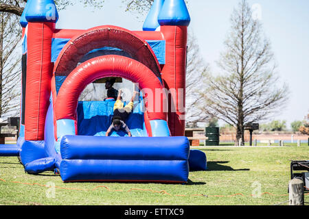 Un African American boy and girl jouer dans un château gonflable bounce. Oklahoma City, Oklahoma, USA. Banque D'Images