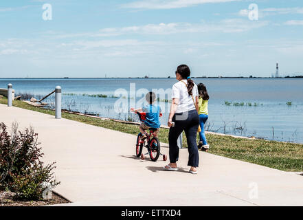 Une mère hispanique et d'enfants à pied près du lac Hefner à Oklahoma City, Oklahoma, USA. Banque D'Images