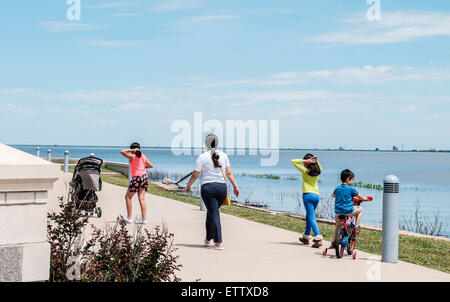 Une mère hispanique et d'enfants à pied vers l'Eisenhower Plaza sur le lac Hefner, Oklahoma City, Oklahoma, USA. Banque D'Images