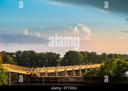 Les gens aiment se promener à travers le barrage Overholser walkway au coucher du soleil. Oklahoma City, Oklahoma, USA. Banque D'Images