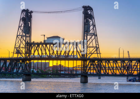 Coucher de soleil sur le pont en acier à Portland, Oregon Banque D'Images