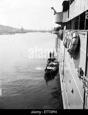 Le sous-marin britannique Sidon a coulé dans le port de Portland après une explosion. Elle était amarrée le long du HMS Maidstone à l'époque. 16 juin 1955. Banque D'Images