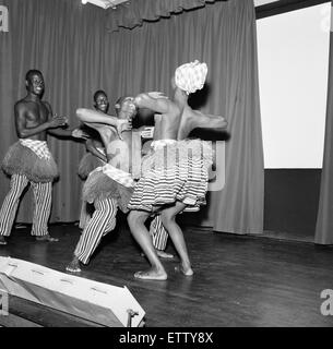 La Sierra Leone Dance Troupe répéter à la London University Girls Hostel, pour le Commonwealth Arts Festival qui aura lieu au Royal Albert Hall la semaine prochaine, en photo samedi 11 septembre 1965. Banque D'Images