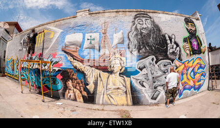 Les artistes de rue Python et la panique à l'œuvre à la Cour Welling Projet mural dans le quartier du Queens Astoria à New York, le samedi, 13 juin, 2015. L'assemblée annuelle de l'événement quartier décore les murs de cette partie industrielle de Astoria. Le projet est financé par la foule et les nouveaux artistes de rue travaillent côte à côte avec des étoiles. (© Richard B. Levine) Banque D'Images