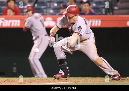 Anaheim, Californie, USA. 15 Juin, 2015. Arizona Diamondbacks shortstop Nick Ahmed # 13 pour un seul bunts et RBI dans le jeu entre les Diamondbacks de l'Arizona et Los Angeles Angels of Anaheim, Angel Stadium d'Anaheim, CA, Crédit : Cal Sport Media/Alamy Live News Banque D'Images