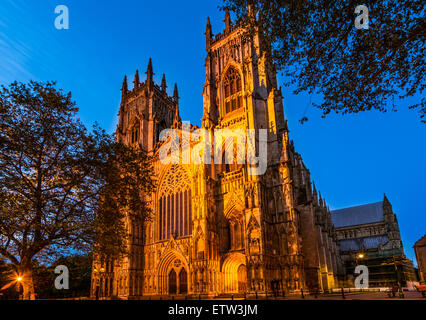 La cathédrale de York dans la soirée ; est la cathédrale de York, en Angleterre, et est l'un des plus importants du genre en Europe du Nord Banque D'Images