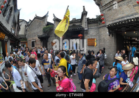 Fenghuang. 16 Juin, 2015. Les touristes visiter l'ancienne ville de Fenghuang dans la province du Hunan en Chine centrale le 16 juin 2015. Vu 4,7588 millions de visiteurs Fenghuang dans les cinq premiers mois de l'année, gagnant 4,05 milliards de yuans (652,455 millions de dollars US) de recettes, en hausse de 35,16 pour cent et 49,06 pour cent respectivement. Credit : Long Hongtao/Xinhua/Alamy Live News Banque D'Images