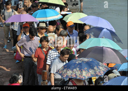 Fenghuang. 16 Juin, 2015. Les touristes visiter l'ancienne ville de Fenghuang dans la province du Hunan en Chine centrale le 16 juin 2015. Vu 4,7588 millions de visiteurs Fenghuang dans les cinq premiers mois de l'année, gagnant 4,05 milliards de yuans (652,455 millions de dollars US) de recettes, en hausse de 35,16 pour cent et 49,06 pour cent respectivement. Credit : Long Hongtao/Xinhua/Alamy Live News Banque D'Images