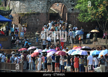 Fenghuang. 16 Juin, 2015. Les touristes visiter l'ancienne ville de Fenghuang dans la province du Hunan en Chine centrale le 16 juin 2015. Vu 4,7588 millions de visiteurs Fenghuang dans les cinq premiers mois de l'année, gagnant 4,05 milliards de yuans (652,455 millions de dollars US) de recettes, en hausse de 35,16 pour cent et 49,06 pour cent respectivement. Credit : Long Hongtao/Xinhua/Alamy Live News Banque D'Images