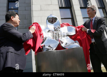 Vancouver. 15 Juin, 2015. Le maire de Guangzhou Chen Jianhua (L) de Chine et le maire de Vancouver, Gregor Robertson du Canada dévoilent une statue à Vancouver le 15 juin, 2015 lors d'une cérémonie pour marquer le 30e anniversaire d'être villes soeurs. © Liang Sen/Xinhua/Alamy Live News Banque D'Images