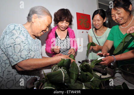 Xiamen, Chine, province de Hebei. 16 Juin, 2015. Les gens prennent des Zongzi, une boulette de riz gluant enveloppé dans des feuilles de roseau ou de bambou, à l'occasion du prochain Festival du bateau-dragon dans la région de Urumqi, Chine du nord, dans la province du Hebei, le 16 juin 2015. Le Dragon Boat Festival, également connu sous le nom de Duanwu, est célébrée chaque année le cinquième jour du cinquième mois du calendrier lunaire chinois, qui tombe le 20 juin cette année. © Huang Tao/Xinhua/Alamy Live News Banque D'Images