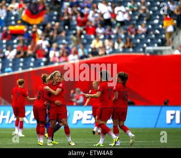 Winnipeg, Canada. 15 Juin, 2015. Les joueurs de l'Allemagne pour célébrer la victoire après le match du groupe B contre la Thaïlande à la FIFA 2015 Coupe du Monde féminine à Winnipeg, Canada, le 15 juin 2015. L'Allemagne a gagné 4-0. Credit : Ding Xu/Xinhua/Alamy Live News Banque D'Images