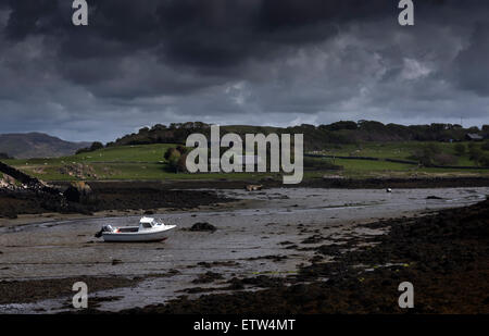 Seul bateau amarré à marée basse à Loch Croig une Chumbainn des Hébrides intérieures sur l'île de Mull en Argyll Ecosse Banque D'Images