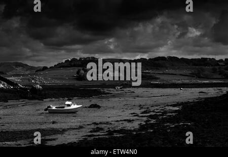 Seul bateau amarré à marée basse à Loch Croig une Chumbainn des Hébrides intérieures sur l'île de Mull en Argyll Ecosse Banque D'Images