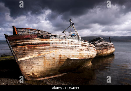 Bateaux de pêche naufragé échoué sur le rivage de Salen, Isle of Mull, Argyll, Hébrides intérieures, de l'Écosse. Banque D'Images