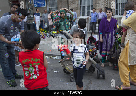 Les enfants américains bangladais s'amuser lors d'une foire de rue dans 'Little Bangladesh', Brooklyn, New York. Banque D'Images