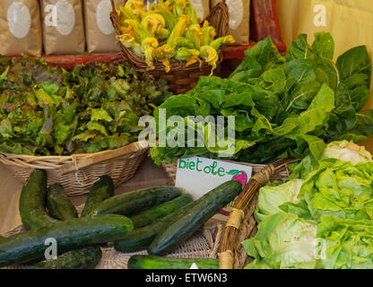 Les légumes frais biologiques dans panier en osier sur le marché Banque D'Images