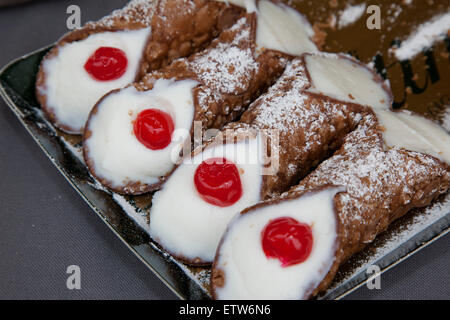 Sicilienne typique (Italie) sweet appelé cannoli ou 'Cannolo Siciliano' Banque D'Images