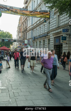 Une vue de la rue Ferhadija à Sarajevo Banque D'Images