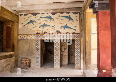 Une reconstruction de dauphins bleu piscine au-dessus de la porte de la salle de bains au Palais de Knossos. Banque D'Images