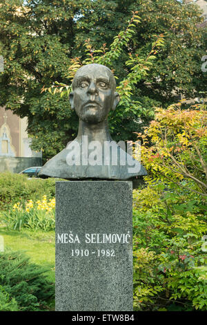 Le buste de Mesa Selimovic dans trg oslobodenja Aljia Izetbegovic à Sarajevo Banque D'Images