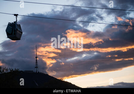 Téléphérique passant sur partie ancienne de Tbilissi, capitale de la Géorgie. Tbilisi TV & Radio Broadcasting Tower vu sur l'arrière-plan Banque D'Images