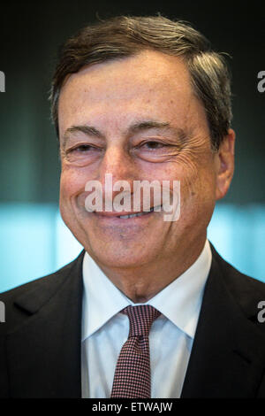 Mario Draghi, Président de la Banque centrale européenne Le président de la BCE s'exprime devant la commission des affaires économiques et monétaires du Parlement européen à Bruxelles, Belgique Le 15.06.2015 Les membres du Parlement européen et chef de la Banque centrale du débat l'assouplissement quantitatif et du programme d'achats d'obligations souveraines, entre autres choses. Les membres sont également susceptibles de discuter de l'état d'avancement des pourparlers entre la Grèce et ses créanciers internationaux. Par Wiktor Dabkowski Banque D'Images