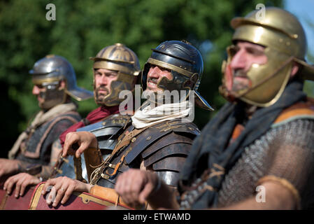 Ostbevern, Allemagne. 15 Juin, 2015. Des hommes habillés comme les légionnaires sont alignés les uns à côté des autres, Allemagne, 15 juin 2015. 16 romains de la Legio I' 'Italia' prennent part au projet 'romains en tournée." Ils seront accompagnés par une équipe de l'Varusschlacht Museum de Kalkriese. Les étapes de la plomb par mars-du-Nord-Westphalie et Basse-saxe jusqu'à Kalkriese. Dpa : Crédit photo alliance/Alamy Live News Banque D'Images