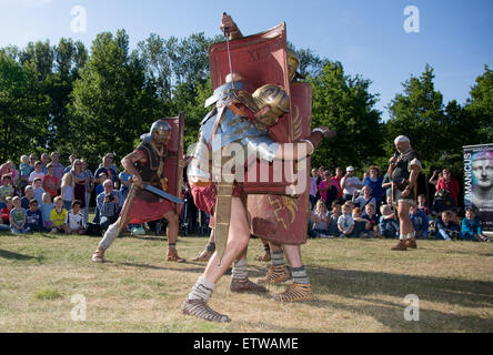 Ostbevern, Allemagne. 15 Juin, 2015. Des hommes habillés comme les légionnaires utiliser des épées et des boucliers pour démontrer les techniques de combat de leur époque, Allemagne, 15 juin 2015. 16 romains de la Legio I' 'Italia' prennent part au projet 'romains en tournée." Ils seront accompagnés par une équipe de l'Varusschlacht Museum de Kalkriese. Les étapes de la plomb par mars-du-Nord-Westphalie et Basse-saxe jusqu'à Kalkriese. Dpa : Crédit photo alliance/Alamy Live News Banque D'Images