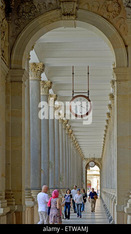 La ville thermale de Karlovy Vary, ici la colonnade Mlýnská, invite pour une promenade en ville en particulier par temps ensoleillé dans la région de Karlovy Vary, République tchèque, 15 juin 2015. Karlovy Vary est l'une des plus villes thermales traditionnelles dans le monde. Il y a douze sources curatives dans la ville, qui est une attraction pour les touristes du monde entier chaque année. Photo : Hendrik Schmidt Banque D'Images