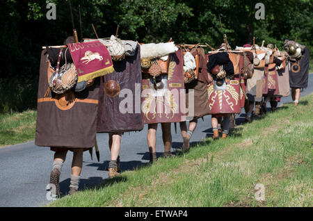 Ostbevern, Allemagne. 15 Juin, 2015. Des hommes habillés comme les légionnaires mars dans la rue avec leurs épées Ostbevern, Allemagne, 15 juin 2015. 16 romains de la Legio I' 'Italia' prennent part au projet 'romains en tournée." Ils seront accompagnés par une équipe de l'Varusschlacht Museum de Kalkriese. Les étapes de la plomb par mars-du-Nord-Westphalie et Basse-saxe jusqu'à Kalkriese. Dpa : Crédit photo alliance/Alamy Live News Banque D'Images