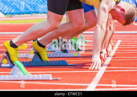 Sportsman runner au début, l'arrière-plan sports Banque D'Images