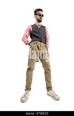 Low angle portrait de hipster debout avec les mains dans les poches. La pleine longueur du corps portrait studio isolated over white background. Banque D'Images