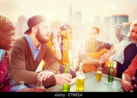 Amis sur le toit de vacances bonheur Concept Banque D'Images