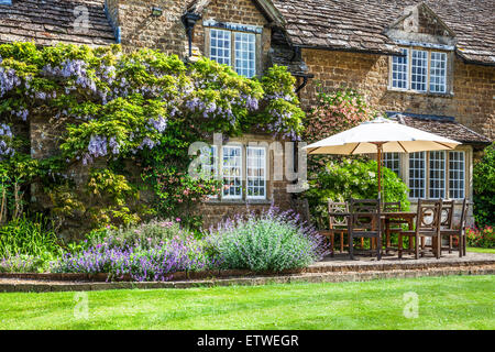 Meubles De Patio à l'extérieur un Georgian Lodge. Banque D'Images