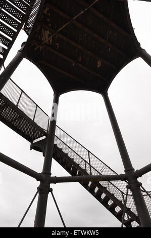 Pattens intéressant et formes créées par les feux de l'avenue Dovercourt haut de l'ancien phare de travail en fonte victorienne Banque D'Images