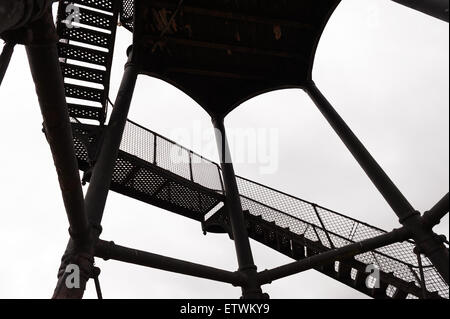 Pattens intéressant et formes créées par les feux de l'avenue Dovercourt haut de l'ancien phare de travail en fonte victorienne Banque D'Images