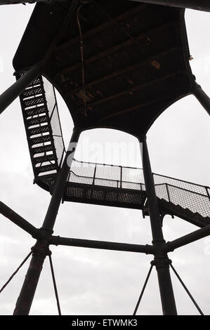 Pattens intéressant et formes créées par les feux de l'avenue Dovercourt haut de l'ancien phare de travail en fonte victorienne Banque D'Images