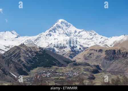 Vue aérienne sur les montagnes du Caucase avec le Mont Kazbek, Géorgie. Stepantsminda ville et village Gergeti, vue de l'hôtel Chambres Banque D'Images