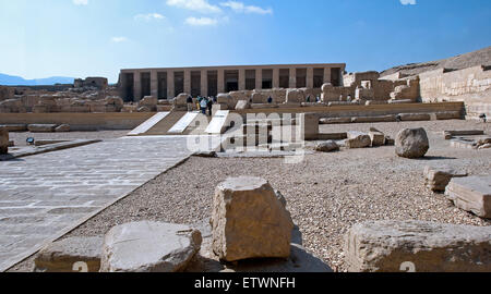 Abydos,l'Égypte, le temple funéraire du pharaon Seti I. Vue depuis la cour Banque D'Images