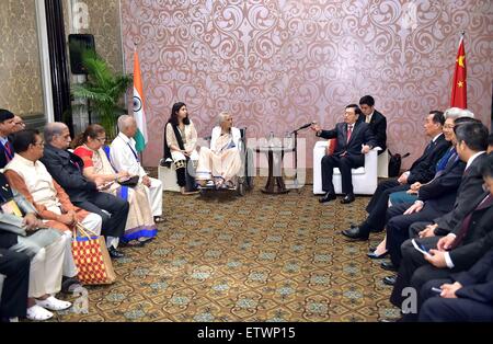 New Delhi, Inde. 14 Juin, 2015. Zhang Dejiang, président du Comité permanent du Congrès National du Peuple, le Dr Dwarkanath Kotnis rencontre' parents et le Dr Dwarkanath Kotnis membres du Comité commémoratif avant de visiter une exposition de photos du Dr Kotnis à Mumbai, Inde, le 14 juin 2015. © Li Tao/Xinhua/Alamy Live News Banque D'Images