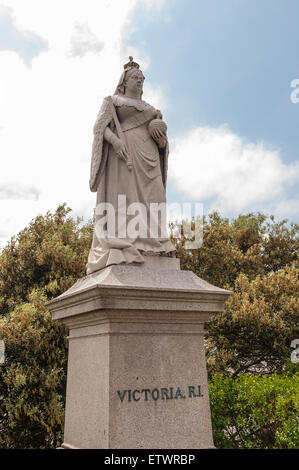 Taille de la vie blanc statue en marbre de la Reine Victoria a été construit en 1905 à Harwich Dovercourt exerçant son sceptre et de l'Orb Banque D'Images